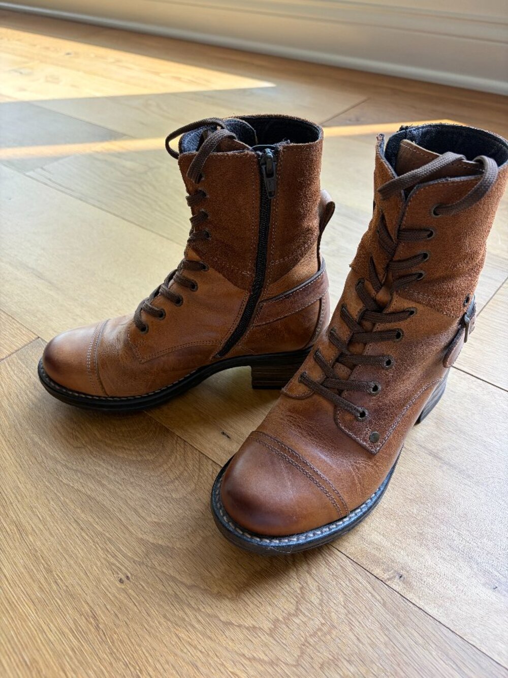 TAOS Women's Crave Lave Up Boots Size 5-5.5